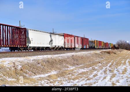 Somonauk, Illinois, USA. Ein Güterzug der Burlington Northern Santa Fe Railway, der durch die Landschaft im Nordosten von Illinois führt. Stockfoto