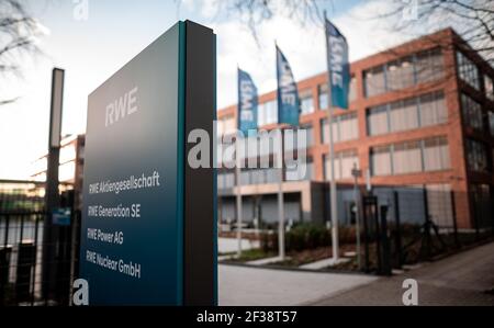 Essen, Deutschland. März 2021, 15th. Das RWE-Logo ist auf einem Schild vor dem Eingang zum RWE Campus in Essen zu sehen. RWE hat seinen neuen Hauptsitz im Essener Nordviertel bezogen. In Kürze werden dort insgesamt 3000 Mitarbeiter ihre Büros haben. Quelle: Fabian Strauch/dpa/Alamy Live News Stockfoto