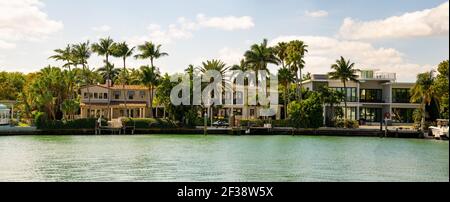 Panorama von luxuriösen Villen am Wasser in Miami Beach Indian Creek Stockfoto