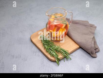 Glas mit traditionellem roten spanischen Sangria-Getränk. Alkoholfreies Getränk in einem Krug. Stockfoto