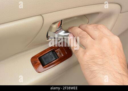 Türgriff innen im Auto, Taste Verriegelung der Türen Stockfotografie - Alamy