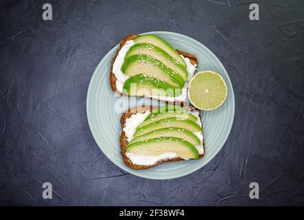 Gesundes Essen auf einem Teller auf dem Küchentisch. Nützliche Diät-Lebensmittel. Stockfoto