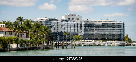 Panorama-Foto am Wasser Häuser und Eigentumswohnungen Miami Beach FL on Indian Creek Stockfoto