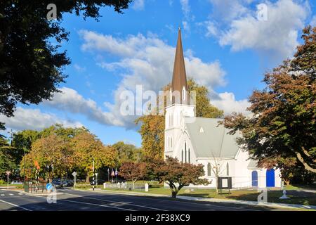 St. Andrew's Anglican Church (erbaut 1881), Cambridge, Neuseeland, umgeben von Herbstbäumen Stockfoto