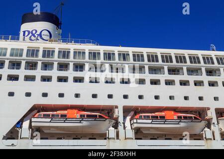 Die Seite eines P&O-Kreuzfahrtschiffes, mit Rettungsboot-Tender, der am Schiffsrumpf hängt Stockfoto