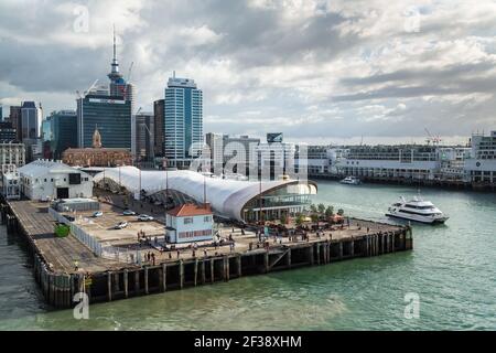 Queen's Wharf, Auckland, Neuseeland, mit der Skyline der Stadt. Auf dem Kai befindet sich "The Cloud", ein einzigartig geformter Veranstaltungsort Stockfoto