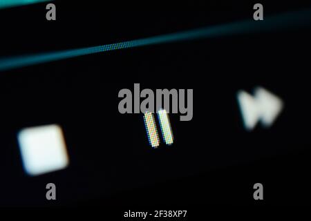Nahaufnahme der Touchscreen-Tasten des Media Players (Taste Pause fokussiert) Stockfoto