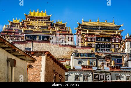 Hauptgebäude des Klosters Ganden Sumtseling farbenfrohe Aussicht über die Landschaft Blauer Himmel in Shangri-La Yunnan China Stockfoto