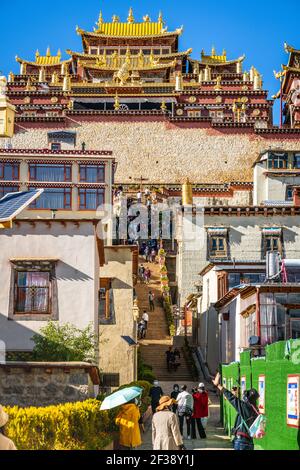 Shangrila China , 8. Oktober 2020 : Vertikale Ansicht des Eingangs des Songzanlin Klosters mit Menschen und sonnigen blauen Himmel in Shangri-La Yunnan China Stockfoto