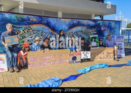 "Extinction Rebellion" Demonstranten mit Plakaten bei einer Kundgebung in Tauranga, Neuseeland Stockfoto