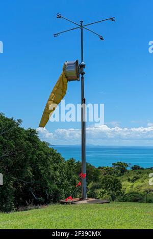 Ein gelber Windsack zur Messung der windgeschwindigkeit und -Richtung Ein klarer Himmel Stockfoto