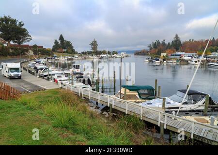 Die Boote liegen im Lake Taupo Marina, Taupo, Neuseeland Stockfoto