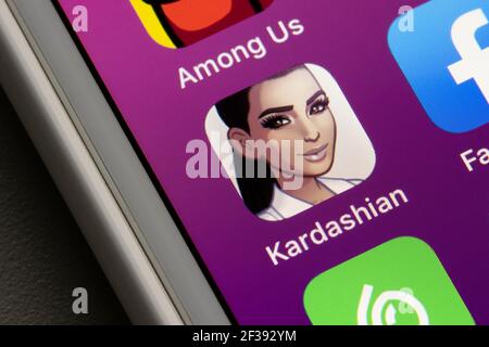 Kim Kardashian: Hollywood Mobile App Icon ist auf einem iPhone zu sehen. Das Casual Free-to-Play-Rollenspiel wurde von Glu Mobile entwickelt und veröffentlicht. Stockfoto