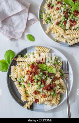 Gesunde hausgemachte Ricotta Pasta mit Speck und Erbsen Stockfoto