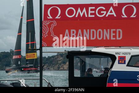 Auckland, Neuseeland. März 2021, 16th. Die italienischen Herausforderer Luna Rossa Prada Pirelli, Co-geführt von Jimmy Spithill und Francesco Bruni auf Luna Rossa, passieren das Ausschussboot an der Startlinie, da das Rennen 10 am 6. Tag des America's Cup 36th von Regatta-Direktor Iain Murray aufgegeben wurde. Kredit: Rob Taggart/Alamy Live Nachrichten Stockfoto