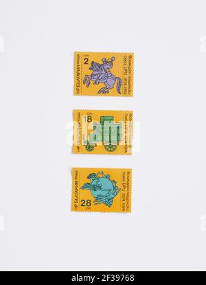 05.03.2021 Istanbul Türkei - Briefmarke gedruckt in Bulgarien zum 100. Jahrestag der UPU zeigt Postmann aus dem 19th. Jahrhundert, um 1974. Universelle Postunion. Stockfoto