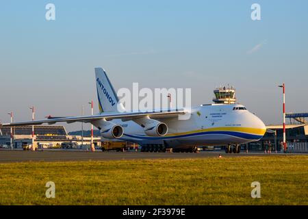 hoersching, österreich, 09 aug 2015, antonov an 124-100m operated by antonov Airlines ur-82008 at the Airport of linz Stockfoto