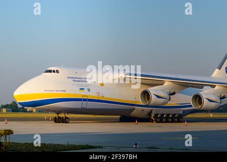 hoersching, österreich, 09 aug 2015, antonov an 124-100m operated by antonov Airlines ur-82008 at the Airport of linz Stockfoto