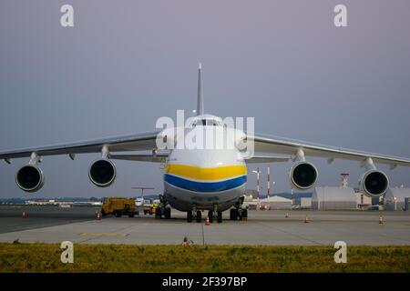 hoersching, österreich, 09 aug 2015, antonov an 124-100m operated by antonov Airlines ur-82008 at the Airport of linz Stockfoto