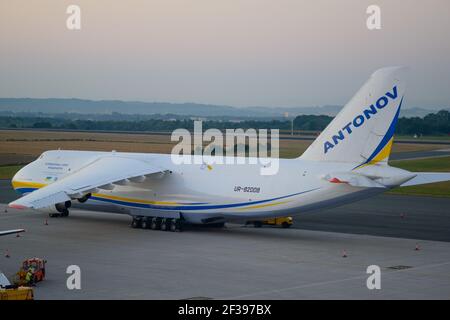 hoersching, österreich, 09 aug 2015, antonov an 124-100m operated by antonov Airlines ur-82008 at the Airport of linz Stockfoto