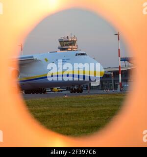 hoersching, österreich, 09 aug 2015, antonov an 124-100m operated by antonov Airlines ur-82008 at the Airport of linz Stockfoto