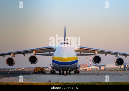 hoersching, österreich, 09 aug 2015, antonov an 124-100m operated by antonov Airlines ur-82008 at the Airport of linz Stockfoto