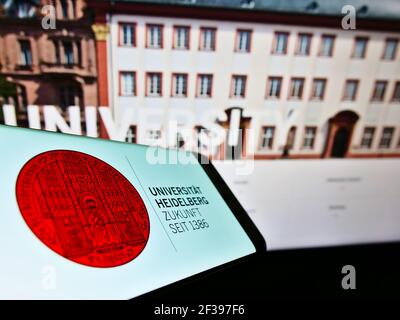 Smartphone mit Logo der deutschen Bildungseinrichtung Universität Heidelberg auf dem Bildschirm vor der Website. Konzentrieren Sie sich auf die Mitte rechts des Telefondisplays. Stockfoto