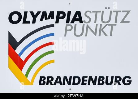 Potsdam, Deutschland. März 2021, 05th. Ein Schild mit der Aufschrift "Olympiastützpunkt Brandenburg" im Sportpark Luftschiffhafen. Das 30 Hektar große Gelände wird für Schul-, Wettbewerbs- und Volkssportarten genutzt. Unter anderem gibt es zwei drei-Feld-Hallen, eine Einzäunungshalle, eine Judo-Halle und Krafträume. Quelle: Jens Kalaene/dpa-Zentralbild/ZB/dpa/Alamy Live News Stockfoto