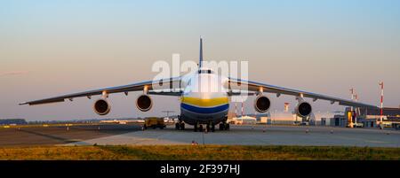 hoersching, österreich, 09 aug 2015, antonov an 124-100m operated by antonov Airlines ur-82008 at the Airport of linz Stockfoto