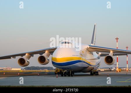 hoersching, österreich, 09 aug 2015, antonov an 124-100m operated by antonov Airlines ur-82008 at the Airport of linz Stockfoto