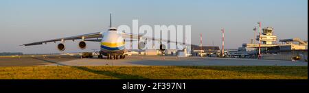 hoersching, österreich, 09 aug 2015, antonov an 124-100m operated by antonov Airlines ur-82008 at the Airport of linz Stockfoto
