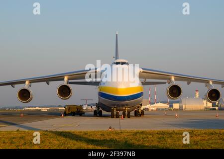 hoersching, österreich, 09 aug 2015, antonov an 124-100m operated by antonov Airlines ur-82008 at the Airport of linz Stockfoto