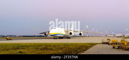 hoersching, österreich, 09 aug 2015, antonov an 124-100m operated by antonov Airlines ur-82008 at the Airport of linz Stockfoto
