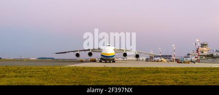 hoersching, österreich, 09 aug 2015, antonov an 124-100m operated by antonov Airlines ur-82008 at the Airport of linz Stockfoto