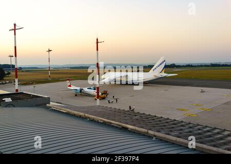 hoersching, österreich, 09 aug 2015, antonov an 124-100m operated by antonov Airlines ur-82008 at the Airport of linz Stockfoto