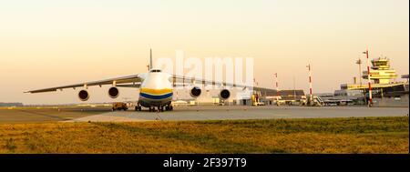 hoersching, österreich, 09 aug 2015, antonov an 124-100m operated by antonov Airlines ur-82008 at the Airport of linz Stockfoto