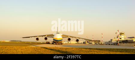 hoersching, österreich, 09 aug 2015, antonov an 124-100m operated by antonov Airlines ur-82008 at the Airport of linz Stockfoto