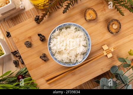 Blick von oben auf den schlichten, weiß gekochten Basmati-Reis in einem Keramikschale Stockfoto