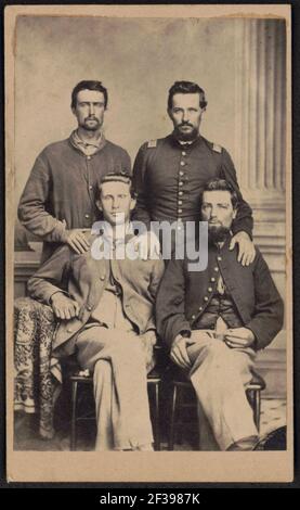 Privatperson Thornton Reber und Lieutenant Thomas Griffith von Co. I, 159th Ohio Infantry Regiment, stehend, und zwei nicht identifizierte Soldaten, sitzend, in Uniformen) - fotografiert von A. Stockfoto