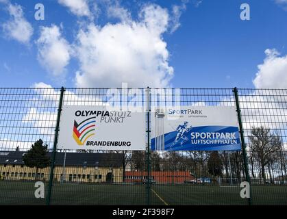 Potsdam, Deutschland. März 2021, 05th. Schilder mit der Aufschrift "Olympiastützpunkt Brandenburg" und "Sportpark Luftschiffhafen ProPotsdam" im Sportpark Luftschiffhafen. Das 30 Hektar große Gelände wird für Schul-, Wettbewerbs- und Volkssportarten genutzt. Unter anderem gibt es zwei drei-Feld-Hallen, eine Einzäunungshalle, eine Judo-Halle und Krafträume. Quelle: Jens Kalaene/dpa-Zentralbild/ZB/dpa/Alamy Live News Stockfoto