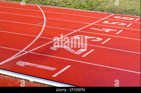 Potsdam, Deutschland. März 2021, 05th. Tartanbahnen im Stadion des Sportparks Luftschiffhafen. Das 30 Hektar große Gelände wird für Schul-, Wettbewerbs- und Volkssportarten genutzt. Unter anderem gibt es zwei drei-Feld-Hallen, eine Einzäunungshalle, eine Judo-Halle und Krafträume. Quelle: Jens Kalaene/dpa-Zentralbild/ZB/dpa/Alamy Live News Stockfoto