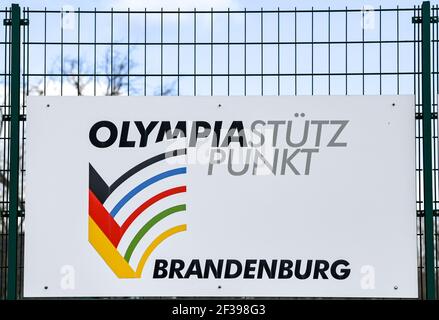 Potsdam, Deutschland. März 2021, 05th. Ein Schild mit der Aufschrift "Olympiastützpunkt Brandenburg" im Sportpark Luftschiffhafen. Das 30 Hektar große Gelände wird für Schul-, Wettbewerbs- und Volkssportarten genutzt. Unter anderem gibt es zwei drei-Feld-Hallen, eine Einzäunungshalle, eine Judo-Halle und Krafträume. Quelle: Jens Kalaene/dpa-Zentralbild/ZB/dpa/Alamy Live News Stockfoto