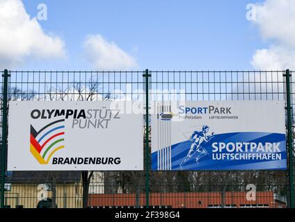 Potsdam, Deutschland. März 2021, 05th. Schilder mit der Aufschrift "Olympiastützpunkt Brandenburg" und "Sportpark Luftschiffhafen ProPotsdam" im Sportpark Luftschiffhafen. Das 30 Hektar große Gelände wird für Schul-, Wettbewerbs- und Volkssportarten genutzt. Unter anderem gibt es zwei drei-Feld-Hallen, eine Einzäunungshalle, eine Judo-Halle und Krafträume. Quelle: Jens Kalaene/dpa-Zentralbild/ZB/dpa/Alamy Live News Stockfoto