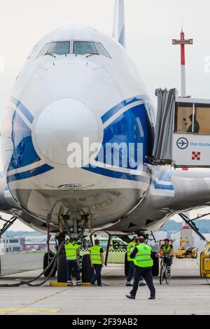 hoersching, österreich, 03. september 2018, boeing 747-400 Cargo vo-bia wird von Luftbrückenfracht am Flughafen linz betrieben Stockfoto