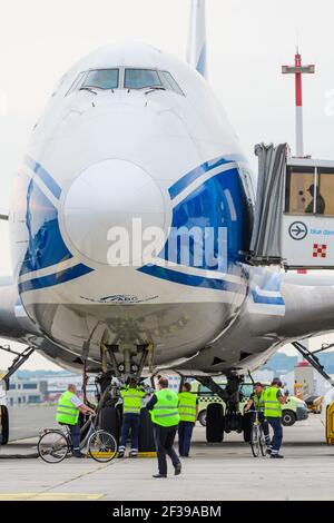 hoersching, österreich, 03. september 2018, boeing 747-400 Cargo vo-bia wird von Luftbrückenfracht am Flughafen linz betrieben Stockfoto