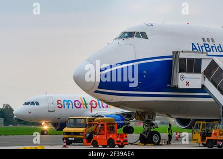 hoersching, österreich, 03. september 2018, boeing 747-400 Cargo vo-bia wird von Luftbrückenfracht am Flughafen linz betrieben Stockfoto