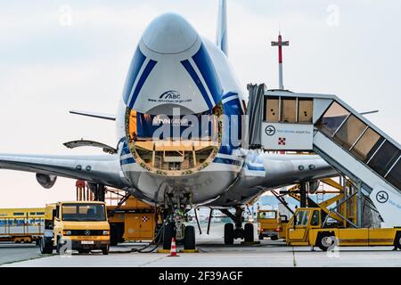 hoersching, österreich, 03. september 2018, boeing 747-400 Cargo vo-bia wird von Luftbrückenfracht am Flughafen linz betrieben Stockfoto