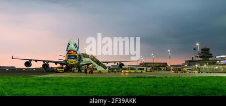 hoersching, österreich, 03. september 2018, boeing 747-400 Cargo vo-bia wird von Luftbrückenfracht am Flughafen linz betrieben Stockfoto