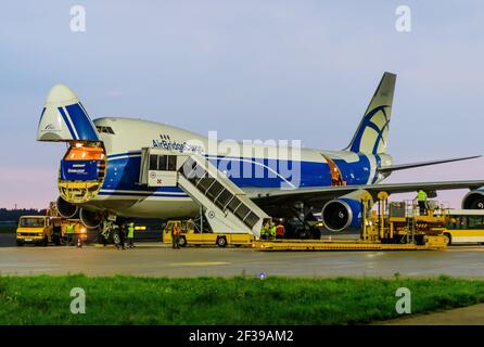 hoersching, österreich, 03. september 2018, boeing 747-400 Cargo vo-bia wird von Luftbrückenfracht am Flughafen linz betrieben Stockfoto