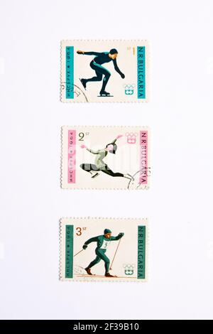 05.03.2021 Istanbul Türkei - gebrauchte und abgesagte Briefmarke. UM 1964: Eine Briefmarke in Bulgarien zeigt Skater. Olympische Winterspiele. Skifahren Stockfoto